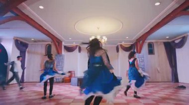 Renkli kostümler içinde beş dansçının olduğu canlı bir dans gösterisi. Güzel dekore edilmiş bir mekanda avizeli enerjik hareketler sergiliyorlar..