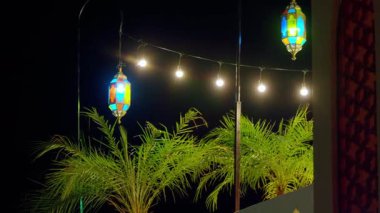 Geceleri yemyeşil palmiye yapraklarının üzerinde sallanan renkli fenerler sıcak sicim lambalarıyla aydınlatılarak rahat bir atmosfer yaratıyor..