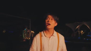 Taş duvarları olan loş bir koridorda duran ve kemerli bir kapıya bakan biri. Yumuşak ışıklar uzaktan görülebilir, gizemli bir atmosfer yaratır..