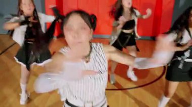 Şık kıyafetler içinde birden fazla dansçının olduğu dinamik bir dans gösterisi. Dikkatimizi at kuyruklu bir dansçıya yoğunlaştırıyoruz. Canlı bir stüdyo ortamında enerjik hareketler sergiliyor..