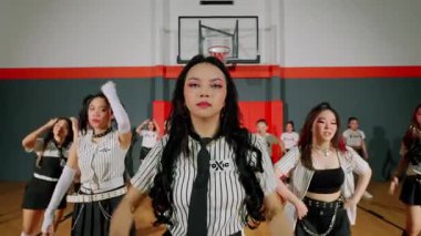 Bir grup dansçı, uzun siyah saçlı ve çarpıcı makyajlı merkezi bir bayan dansçının sahne aldığı bir spor salonunda sahne alıyor. Dansçılar aynı çizgili kıyafetleri giyer ve enerjik koreografiyi gösterirler..