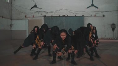 Dinamik bir dans gösterisi, altı kadın dansçının şık kıyafetler giydiği bir gösteri. Endüstriyel alanda senkronize hareketler sergiliyorlar..