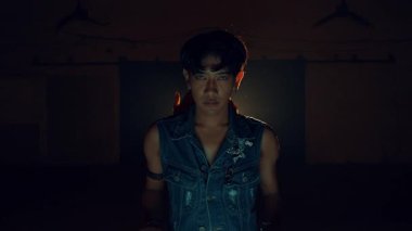 Gece boyunca atmosferik ışık ve toz parçacıklarının havada olduğu bir odada dans eden bir grup insan.