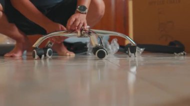 Koltuk tabanını fayanslarla döşenmiş, elleri ve tekerlekleri olan bir kişi. Arka planda 'Ofis Başkanı' etiketli bir kutu var..