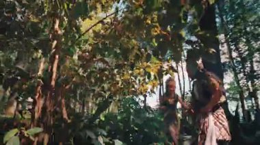 Ramayana 'da uzun bir çam ormanında gezinen destansı karakterler Rama ve Sinta gibi giyinmiş bir çift. Geleneksel kostüm ve makyaj içindeler. Endonezya folklorunu güzel bir doğal ortamda canlandırıyorlar..