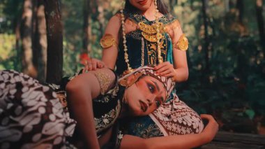 Geleneksel Cava kıyafeti giymiş bir kadının nazikçe kucağında dinlenen bir adamın kafasını okşadığı samimi bir sahne. Ormanda geçen bu klip derin aşk, ilgi, destek ve duyguyu tasvir ediyor..