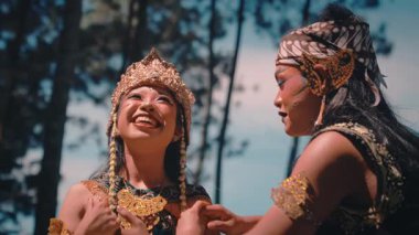 Geleneksel Cava sanatçıları gibi giyinmiş bir çift çam ormanlarında etkileşim halinde iken güler, konuşur ve hareket eder. Bu canlı klip Endonezya hikaye anlatma ve dans sanatını gözler önüne seren duygularla dolu..