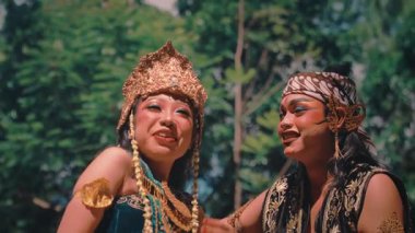 Geleneksel Cava kostümlü bir çift, güneşli bir ormanda gülüyor ve etkileşime giriyorlar. Adam şakacı bir şekilde kadının yüzüne dokunuyor, mutluluk, aşk ve dramatik hikaye anlatımı sahnesi sergiliyor..