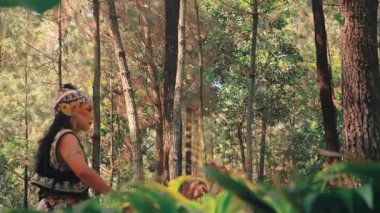 Geleneksel kostümler ve makyajlı bir kadın ve erkek güzel bir orman ortamında zarif ve anlamlı bir Cava dansı yapıyorlar. Endonezya kültürünün, sanatının ve mirasının kutlaması.