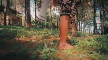 Çam ormanının çimenli, güneşli zemininde yürüyen bir Cava dansçısının çıplak ayaklarıyla çekilen alçak açılı bir çekim karakterle doğa arasında derin bir bağ olduğunu anımsatıyor..