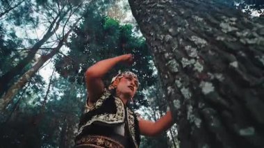 Geleneksel Cava kostümlü bir erkek dansçı büyük bir ağacın yanında duygusal bir dans yapar. Anlamlı hareketleri ve ağaçla olan bağlantısı ruhanilik ya da iç karışıklığın hikayesini aktarıyor..