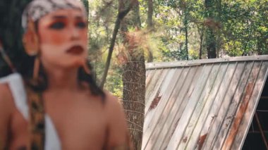 Ormandaki bir Cavalı okçunun sinematik bir çekimi, endişeli yüzünden arka plandaki basit bir kulübeye kadar olan dikkati üzerine çekiliyor, sonra tekrar geri çekiliyor, bir yer ve duygu hissi yaratıyor..