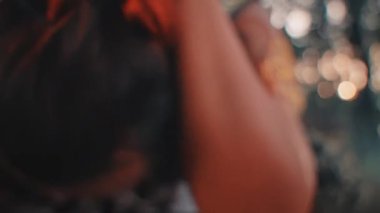 Bir Cava dansçısının duygusal karmaşasının yoğun ve sanatsal bir görüntüsü. Çekim, acı çektiklerini gösteren güçlü bir tasvirle başlarını eğerlerken saçlarını tutarak ellerine odaklanıyor..