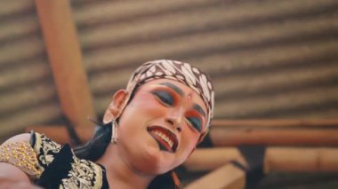 Dinamik ve samimi bir Cava prensi ve prenses karakteri, gülüyor ve neşeyle etkileşimde bulunuyor. Hareketli kamera onların mutluluğunu ve kostümlerinin detaylarını yakalıyor..