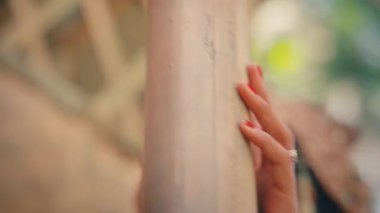 Dinamik ve samimi bir Cava prensi ve prenses karakteri, gülüyor ve neşeyle etkileşimde bulunuyor. Hareketli kamera onların mutluluğunu ve kostümlerinin detaylarını yakalıyor..