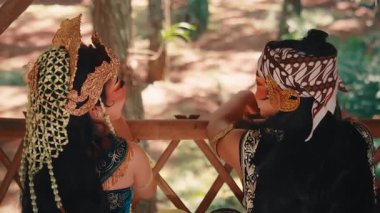 Balkonda etkileşime giren bir Cavalı çiftin arkasından bir atış. Bir askı çiftten baktıkları yemyeşil ormana kayar, sonra geri döner ve güzel bir sinematik hikaye yaratır..