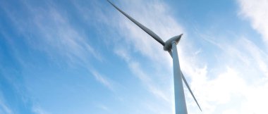 Bulanık sancak yel değirmeni çiftliği ya da rüzgar parkı, jenerasyon elektriği için yüksek rüzgar türbinleri. Yeşil enerji üreten konsept. Sürdürülebilir kalkınma, yenilenebilir enerji, kış, kopyalama alanı