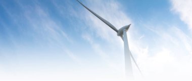 Bulanık sancak yel değirmeni çiftliği ya da rüzgar parkı, jenerasyon elektriği için yüksek rüzgar türbinleri. Yeşil enerji üreten konsept. Sürdürülebilir kalkınma, yenilenebilir enerji, kış, kopyalama alanı