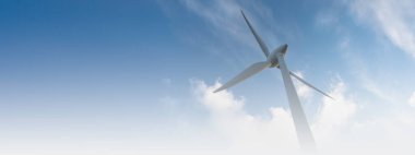 Bulanık sancak yel değirmeni çiftliği ya da rüzgar parkı, jenerasyon elektriği için yüksek rüzgar türbinleri. Yeşil enerji üreten konsept. Sürdürülebilir kalkınma, yenilenebilir enerji, kış, kopyalama alanı