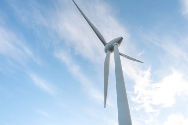 Yel değirmeni çiftliği ya da rüzgar parkı, jenerasyon elektriği için yüksek rüzgar türbinleri. Yeşil enerji üreten konsept. Sürdürülebilir kalkınma, yenilenebilir enerji, kış. Seçici odak