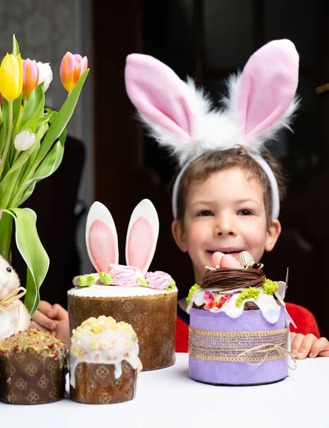 Zamazany Uroczy Chłopczyk Króliczymi Uszami Patrząc Smaczne Ciasto Wielkanocne Śmieszne — Zdjęcie stockowe