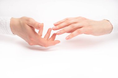 Güzel bir kadının elinin maketi yuvarlak kavanozu ya da kozmetik ürün kremi kabını ya da beyaz izole arka planda losyonu tutuyor. Güzellik anlayışı, kaplıca endüstrisi, cilt bakımı. Yakın plan, kopyalama alanı, afiş.