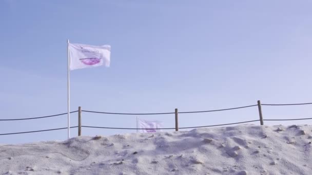 살리나스의 꼭대기에 울타리나 코스타 블랑카의 염호들에 바람에 장대에 반점들 — 비디오