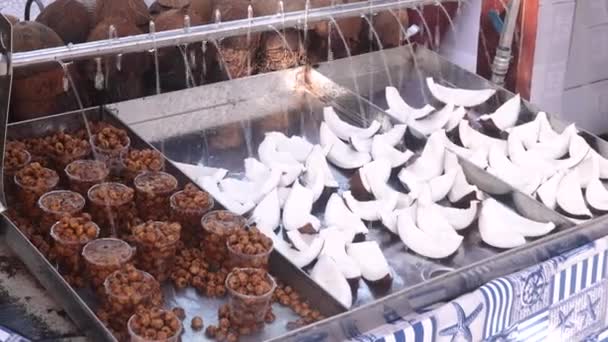 Frische Kokosnuss Und Nussteile Einem Plastikbecher Werden Auf Einem Lokalen — Stockvideo