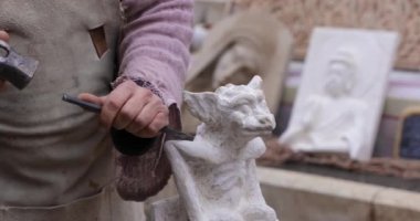 İspanya 'nın Murcia kentindeki Caravaca de la Cruz' un ortaçağ pazarında sanatçının heykelinin yavaş çekimde yakın çekimi