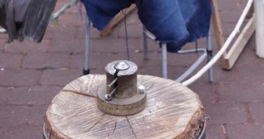 Mercia 'daki Caravaca de la Cruz Ortaçağ pazar festivalinde çekiçle basılan manuel paranın yavaş çekim videosu