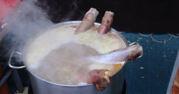 Cerdos Pies Trotters Hirviendo Burbujeando Cámara Lenta Una Olla Mercado — Vídeo de stock