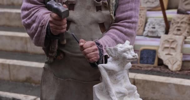 Artista Esculpir Pequena Escultura Com Martelo Cinzel Mercado Medieval Caravaca — Vídeo de Stock