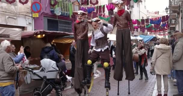 マスクを着用したストリートアーティストや中世の市場での静物画の上を歩くカラバカ クルス スペイン スローモーションビデオ — ストック動画