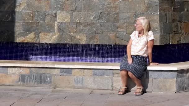 Mujer Rubia Sentada Disfrutando Del Sol Mientras Mira Alrededor Una — Vídeos de Stock