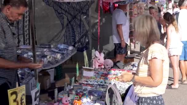 Femme Blonde Touriste Payant Recevant Monnaie Dans Marché Local Espagne — Video