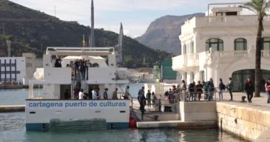 Cartagena Puerto de Culturas (Kültür Limanı) feribotundan yavaş çekimde inen yolcular