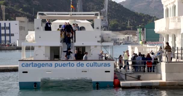 Επιβάτες Που Κατεβαίνουν Από Πλοίο Της Cartagena Puerto Culturas Λιμάνι — Αρχείο Βίντεο