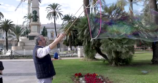 Człowiek Robi Gigantyczne Bańki Mydlane Parku Publicznym Cartagenie Zwolnionym Klipie — Wideo stockowe