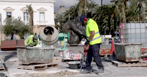 카르테 지나에서 노란색 조끼를 노동자들 비디오로 시멘트 믹서를 추출하고 채우는 — 비디오