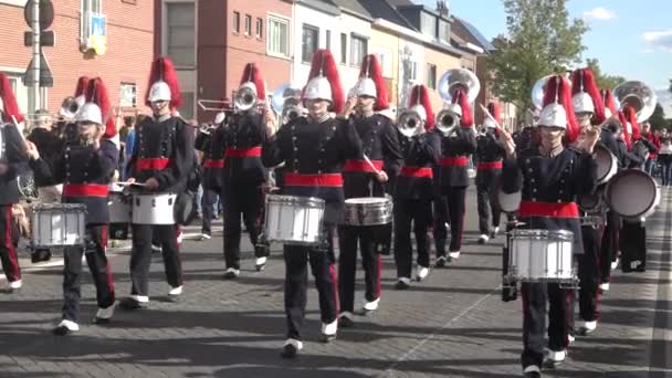 Marcherende Band Met Helmen Kostuums Die Trompetten Drums Spelen Lokale — Stockvideo