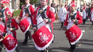 Antwerp, Wilrijk 'te bir sokak fuarında davul çalan kırmızı beyaz kostümlü bando, Geitenstoet adlı ağır çekim videosunda