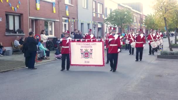 Banda Marcha Vestida Con Trajes Rojos Blancos Tocando Música Una — Vídeo de stock