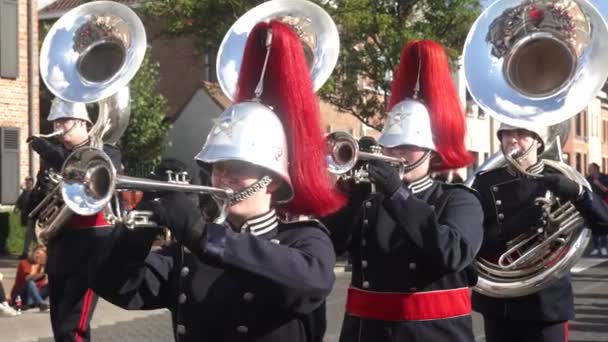 Pochodová Kapela Helmách Kostýmech Hrající Trubku Místním Pouličním Veletrhu Antverpách — Stock video