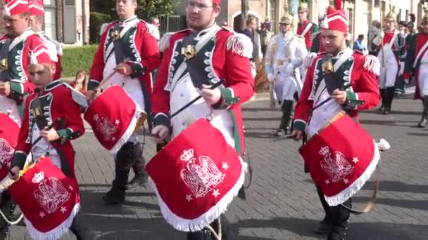 Marscherande Band Klädda Röda Och Vita Kostymer Spelar Trummor Gatumässa — Stockvideo