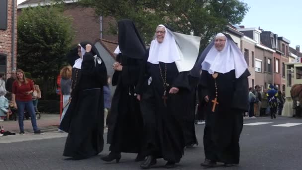 Nonnen Traditioneller Kleidung Alten Stil Laufen Auf Der Straße Während — Stockvideo