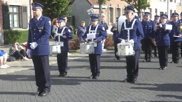 Βελγική Αστυνομική Μπάντα Παίζει Ντραμς Μια Έκθεση Δρόμου Στο Wilrijk — Αρχείο Βίντεο