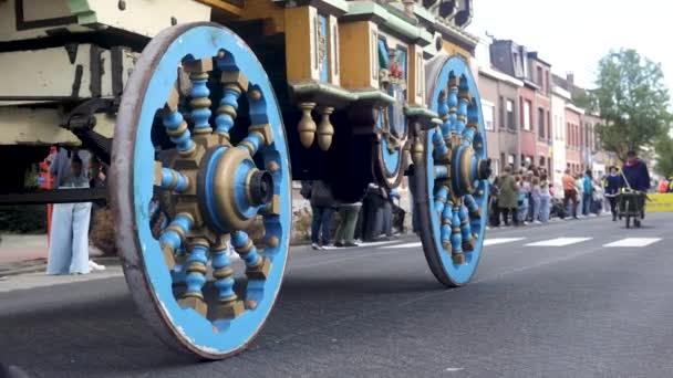 안트베르펜의 전통적 박람회에서 마차를 가다가 커다란 바퀴를 천천히 윌리크 Wilrijk — 비디오