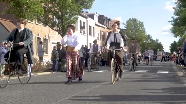 在比利时当地的一个名为Wilrijk Geitenstoet的街头集市上 老式的老式自行车和身着服装的人在慢镜头下表演 — 图库视频影像