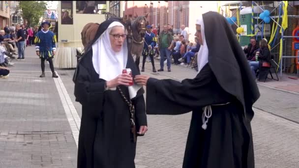 Mujer Vestida Como Monjas Compartiendo Bebiendo Cerveza Una Feria Callejera — Vídeo de stock