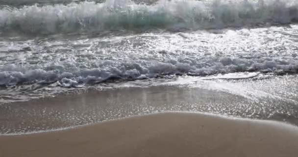 Ocean Waves Rozbijają Się Sandy Beach Relaksujące Wideo Małych Fal — Wideo stockowe